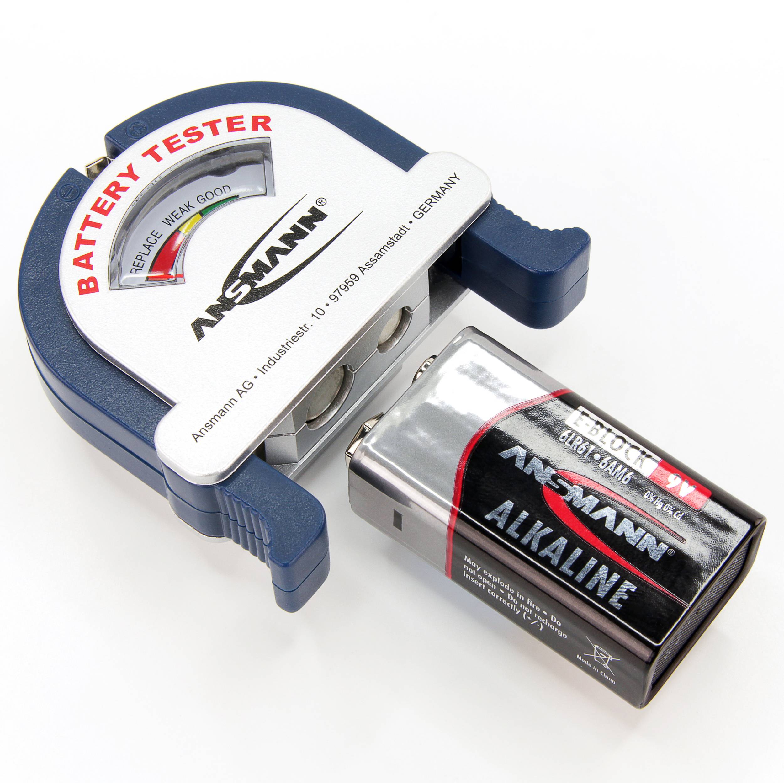 Un testeur de batterie vérifie l'état de charge d'une pile alcaline 9V, fabriquée par Ansmann.