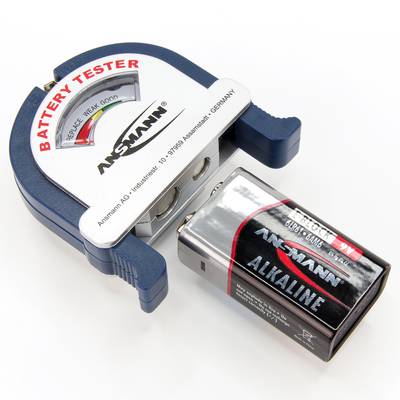 Un testeur de batterie vérifie l'état de charge d'une pile alcaline 9V, fabriquée par Ansmann.