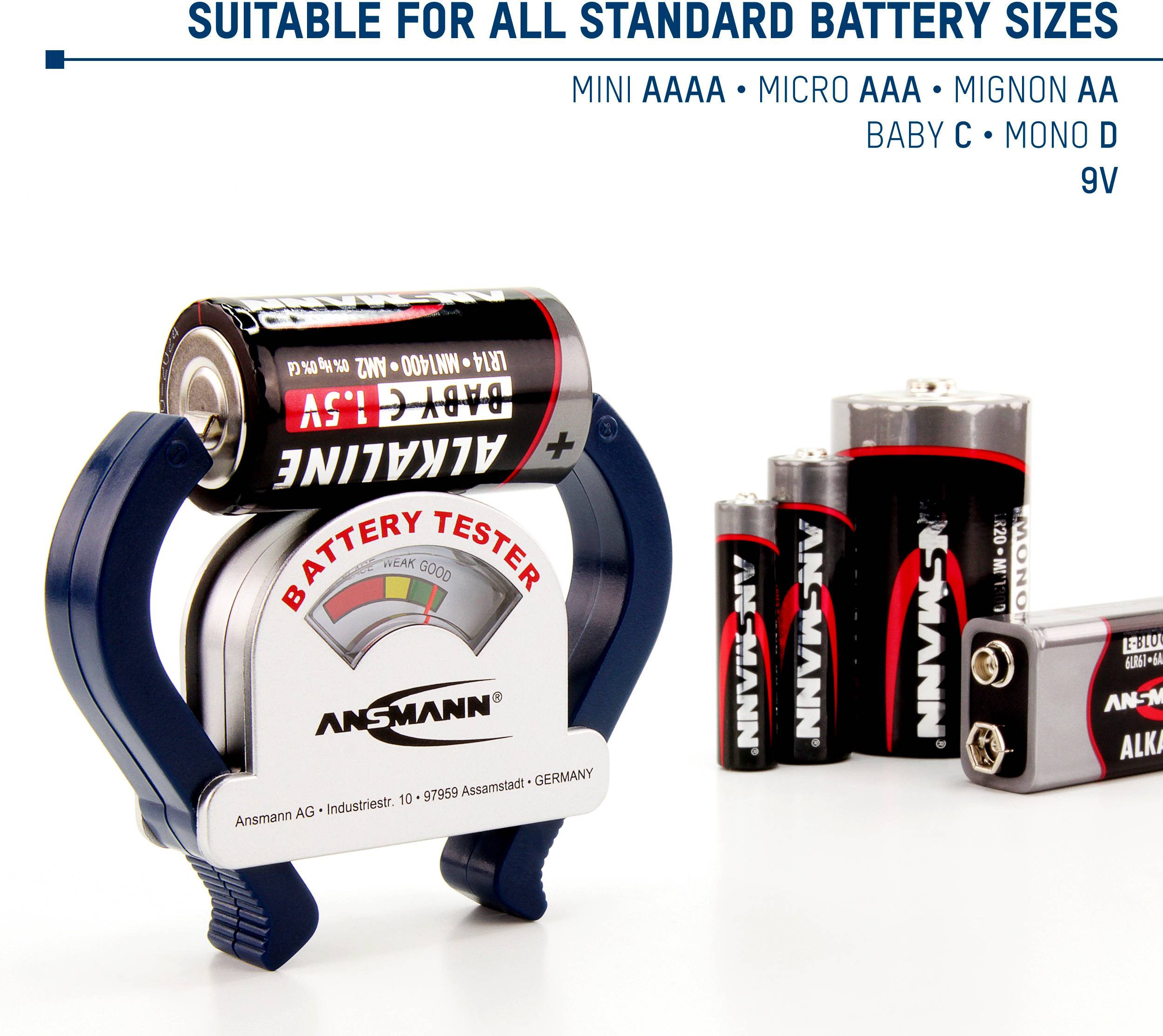 Un testeur de batterie mesure le niveau de charge de différentes batteries, notamment AAA, AA, C, D et 9V. Les batteries sont disposées à côté de l'appareil.