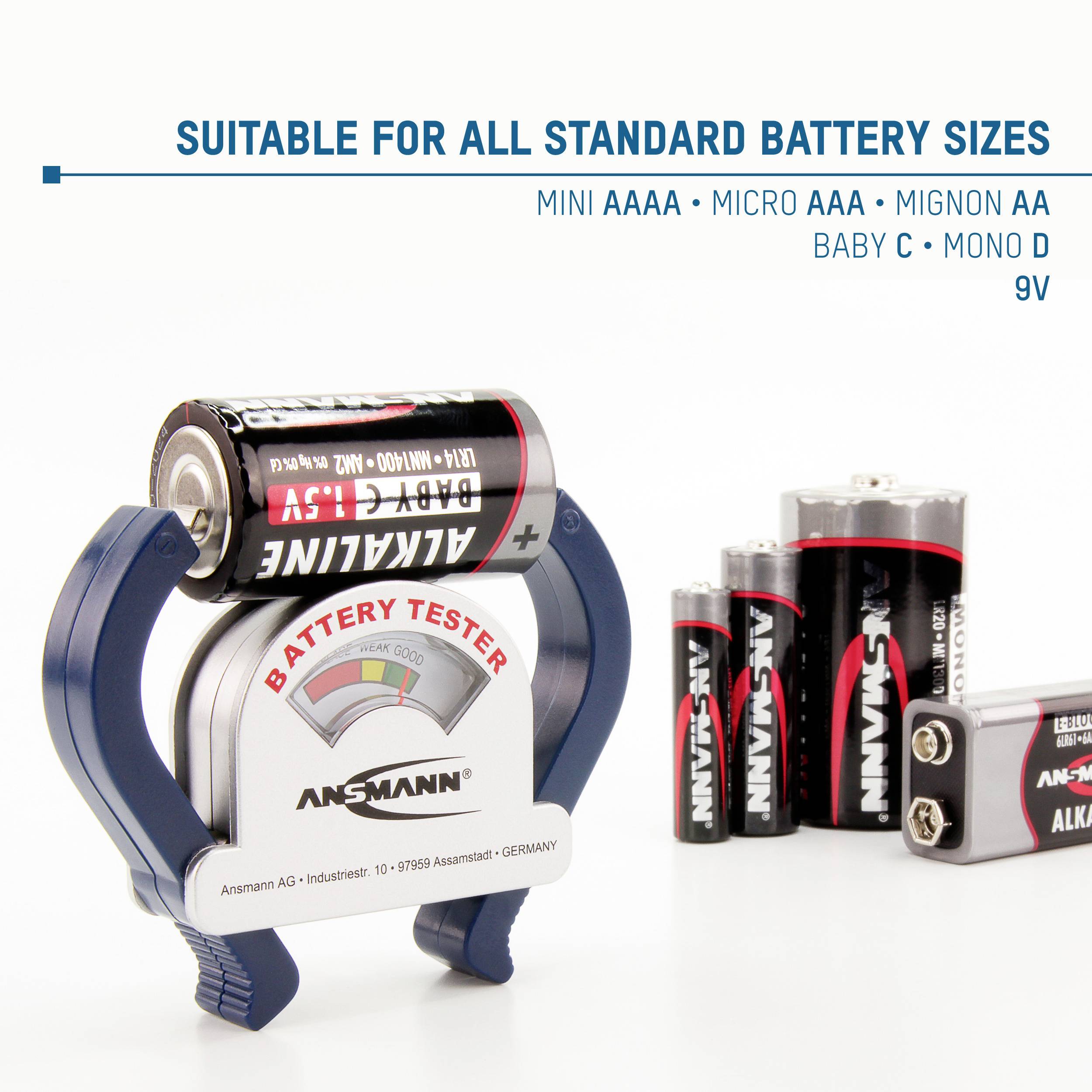 Testeur de batteries avec plusieurs batteries sur un fond blanc. Inscription sur l'appareil : 'Testeur de batteries Ansmann'. Indication de texte en haut : 'Convient à toutes les tailles de batteries standard'.