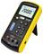 Appareil de mesure portable avec affichage numérique indiquant '200,00 Ω'. Il a un contour jaune, des touches pour l'entrée et la sortie, et repose sur un support dépliable.