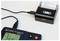 Appareil de test de dureté numérique avec imprimante, affichant les résultats de mesure, connecté par câble USB. Écran et imprimante au premier plan.