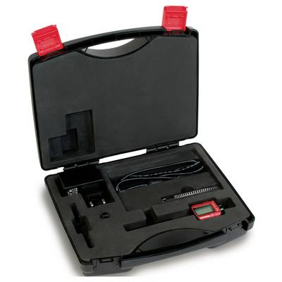 Valise noire ouverte avec des compartiments pour accessoires électroniques, comprenant un câble, un chargeur et un petit appareil rouge.