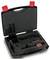 Valise noire ouverte avec des compartiments pour accessoires électroniques, comprenant un câble, un chargeur et un petit appareil rouge.