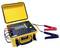 Un appareil de mesure portable jaune avec un affichage numérique, équipé de câbles de testeur de batterie avec des pinces rouges et noires.