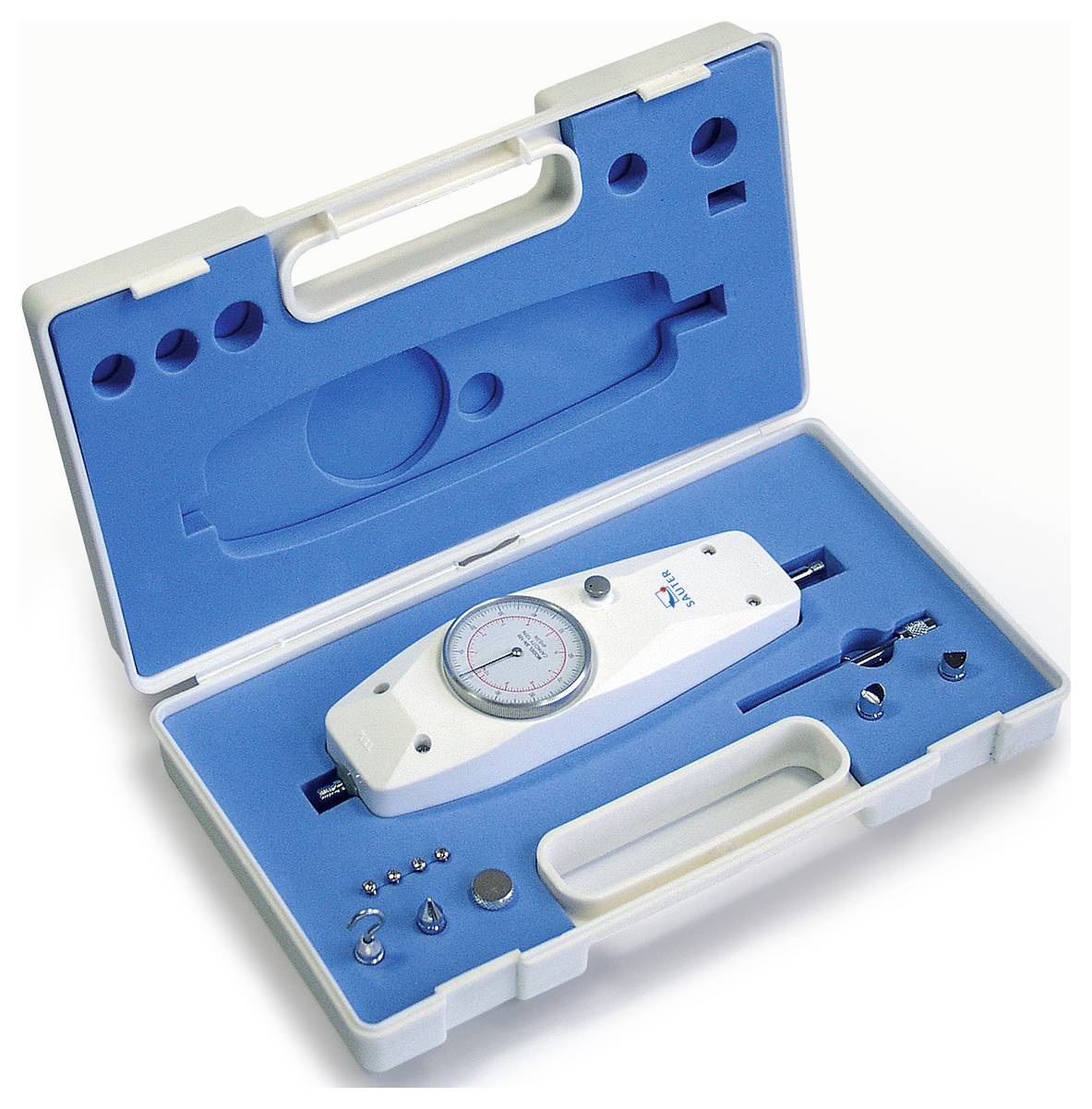 Une valise ouverte présente un dynamomètre à ressort avec ses accessoires, soigneusement placés dans un fond en mousse bleue.