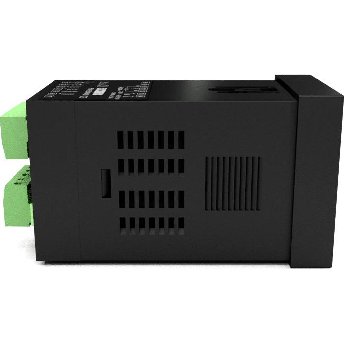 Un appareil électronique noir avec des fentes d'aération, positionné horizontalement avec une connexion verte, probablement un équipement industriel.