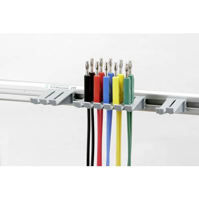 Des pinces crocodile multicolores en bleu, rouge, noir, jaune et vert sont accrochées à intervalles réguliers sur un support métallique.