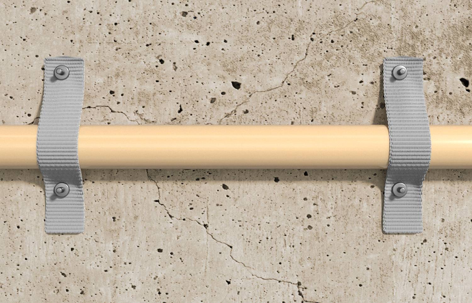 Tuyau beige fixé à un mur en béton fissuré avec deux supports métalliques gris