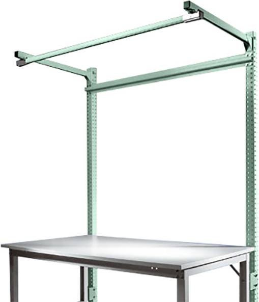 Une table de travail industrielle en métal avec structure à cadre, adaptée aux postes de travail dans les ateliers ou les usines.