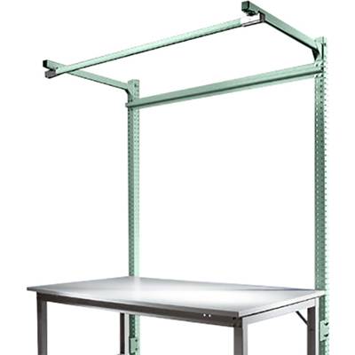 Une table de travail industrielle en métal avec structure à cadre, adaptée aux postes de travail dans les ateliers ou les usines.