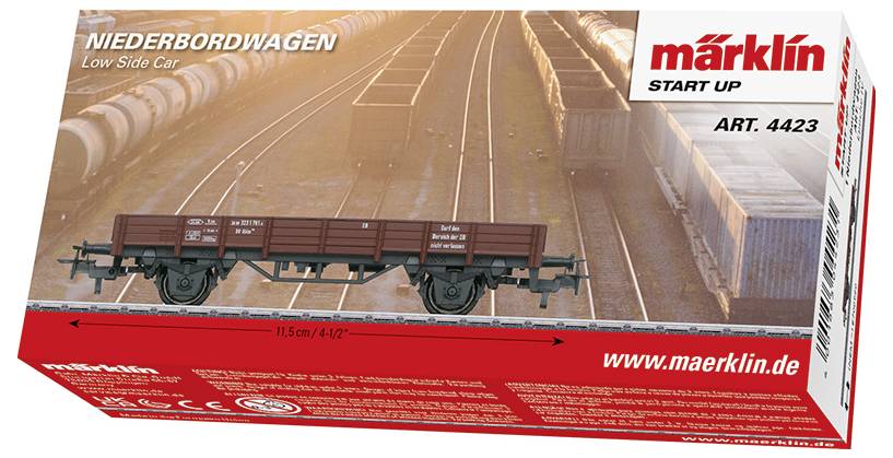 Boîte de train miniature présentant un wagon à bas côtés. Contient la marque « Märklin Start Up » et le numéro de produit « Art. 4423 ». L'arrière-plan affiche des rails de train.