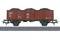 Un wagon de fret rouge modèle rempli de charbon est montré sur une voie ferrée. Le wagon comporte un étiquetage détaillé et des compartiments.