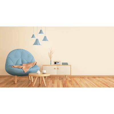 Fauteuil bleu-vert avec une couverture beige à côté, petite table en bois avec une tasse, une assiette ; lampes suspendues modernes, commode en bois avec décoration.