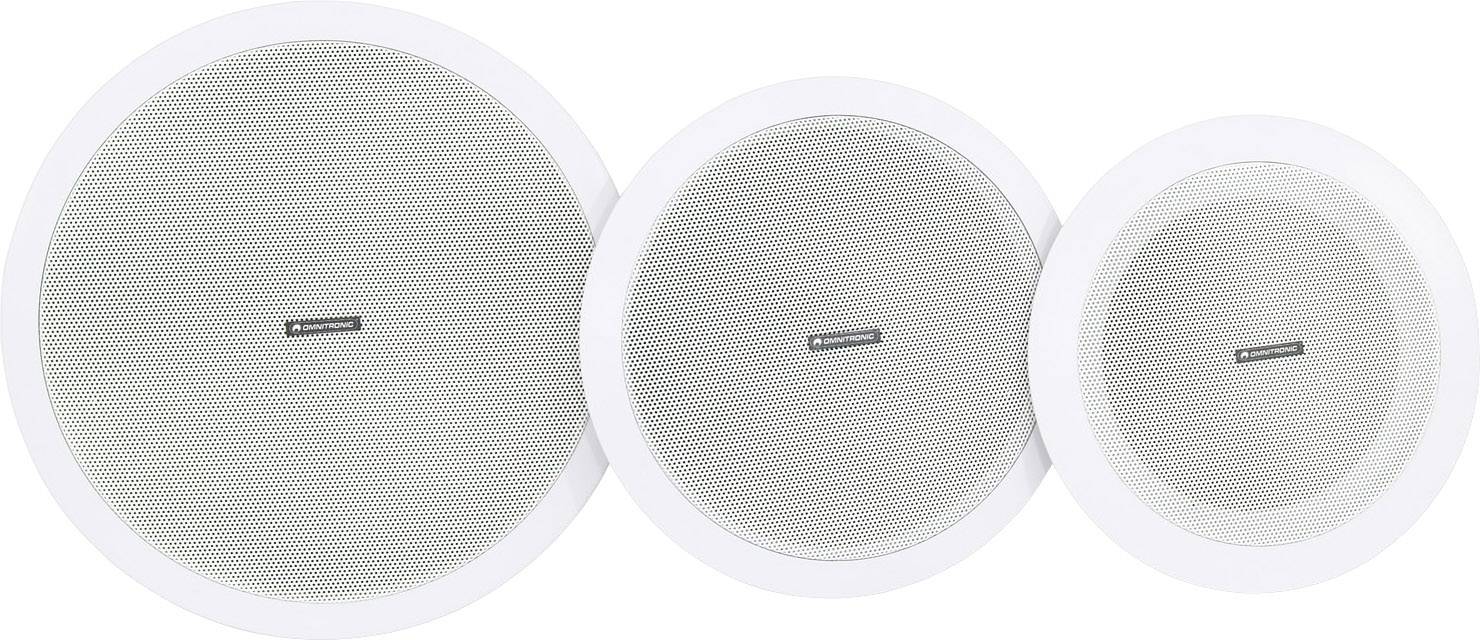 Trois enceintes de plafond blanches de différentes tailles, côte à côte, affichant le logo d'un fabricant audio au centre.