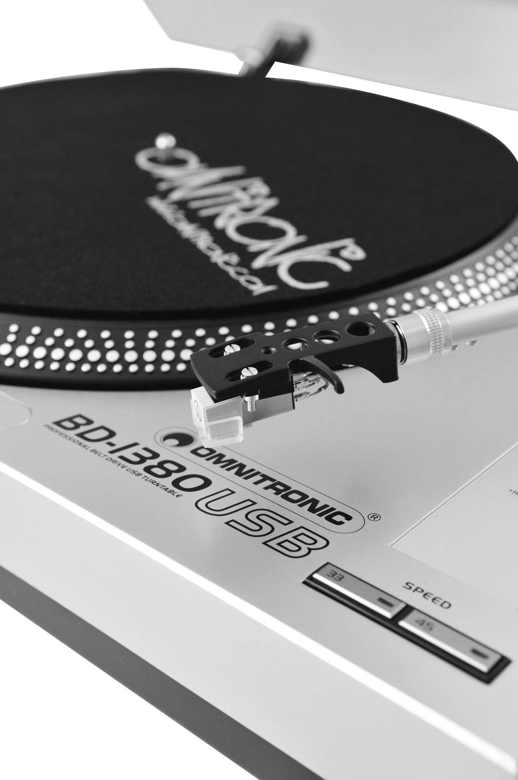 Platine tourne-disque Omnitronic BD-1380 USB, semi-fermée, gros plan sur le bras de lecture et le plateau dans le premier plan.