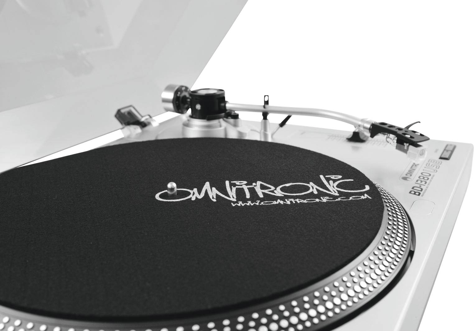 Un tourne-disque avec le couvercle fermé et un plateau noir portant l'inscription 'OMNITRONIC'.