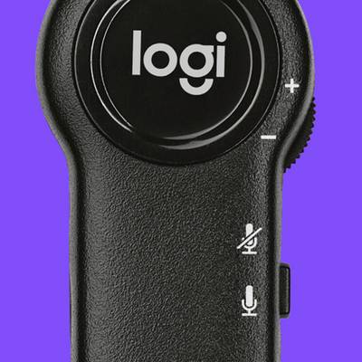 Un contrôleur audio noir avec le logo 'logi'. Sur le côté se trouvent des symboles plus et moins ainsi que des icônes de microphone.