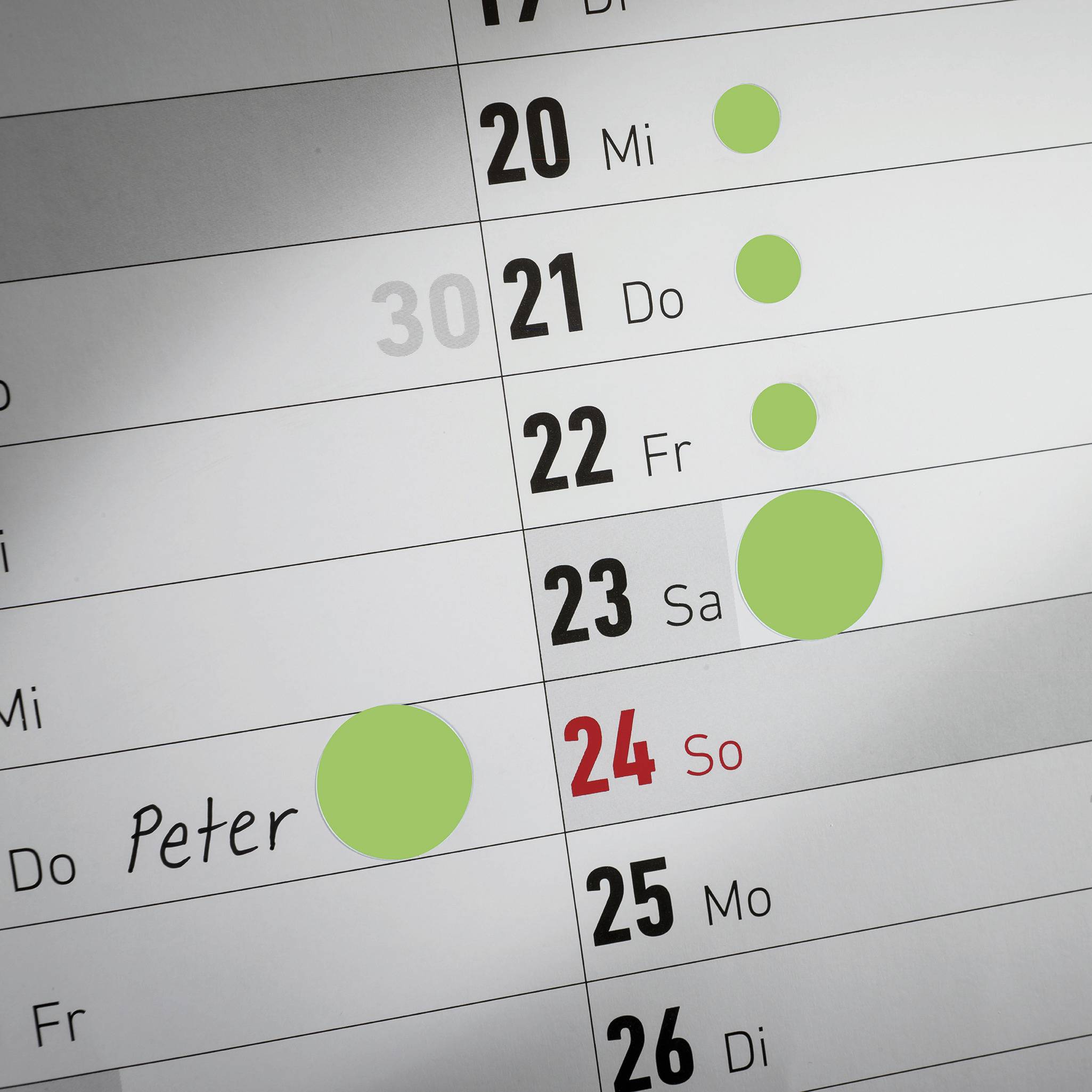 Un calendrier affiche les dates du 20 au 25 avec des mises en évidence les 21 et 23 novembre. Le nom 'Peter' est inscrit à côté du 21.