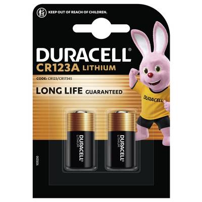 Paquet de « Piles Lithium Duracell CR123A » contenant deux piles. Caractérisé par une mascotte de lapin rose et le texte « Longévité Garantie ».