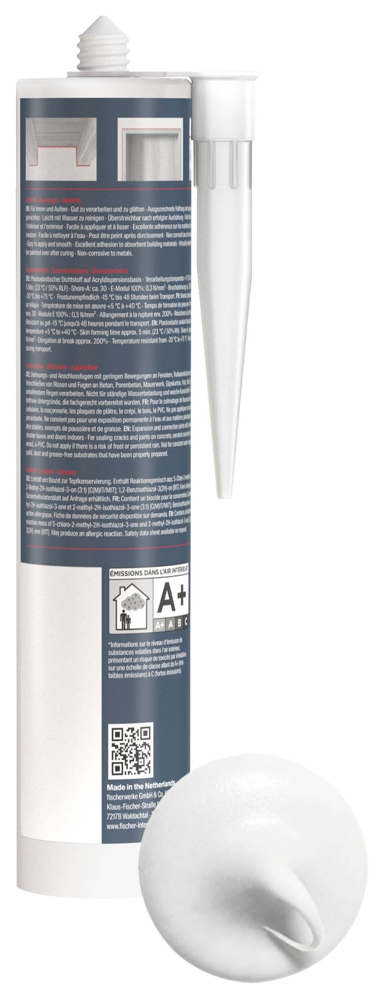 Un tube de mastic adhésif de construction blanc avec un embout pointu et un cordon d'échantillon de scellant, plus une étiquette A+ et un code QR sur l'emballage.