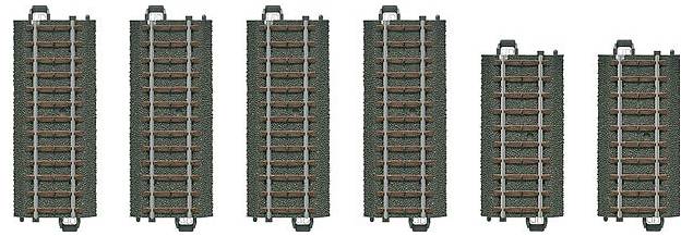 Les rails de train miniature disposés en rangée, de tailles variées, montrant les sections droites adaptées aux configurations de chemins de fer de loisir.