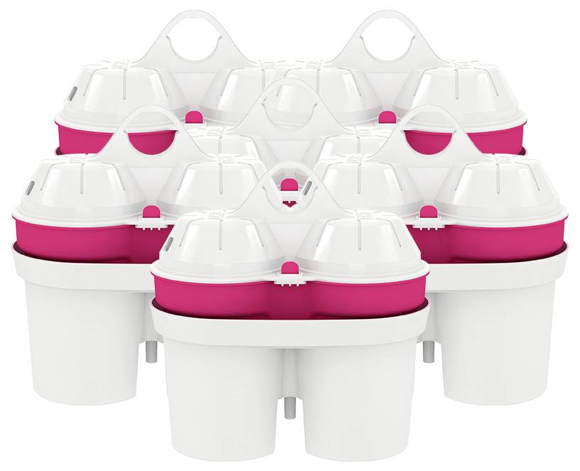 Une pile de trois supports en plastique blanc pour boissons, chacun contenant deux gobelets rouges.