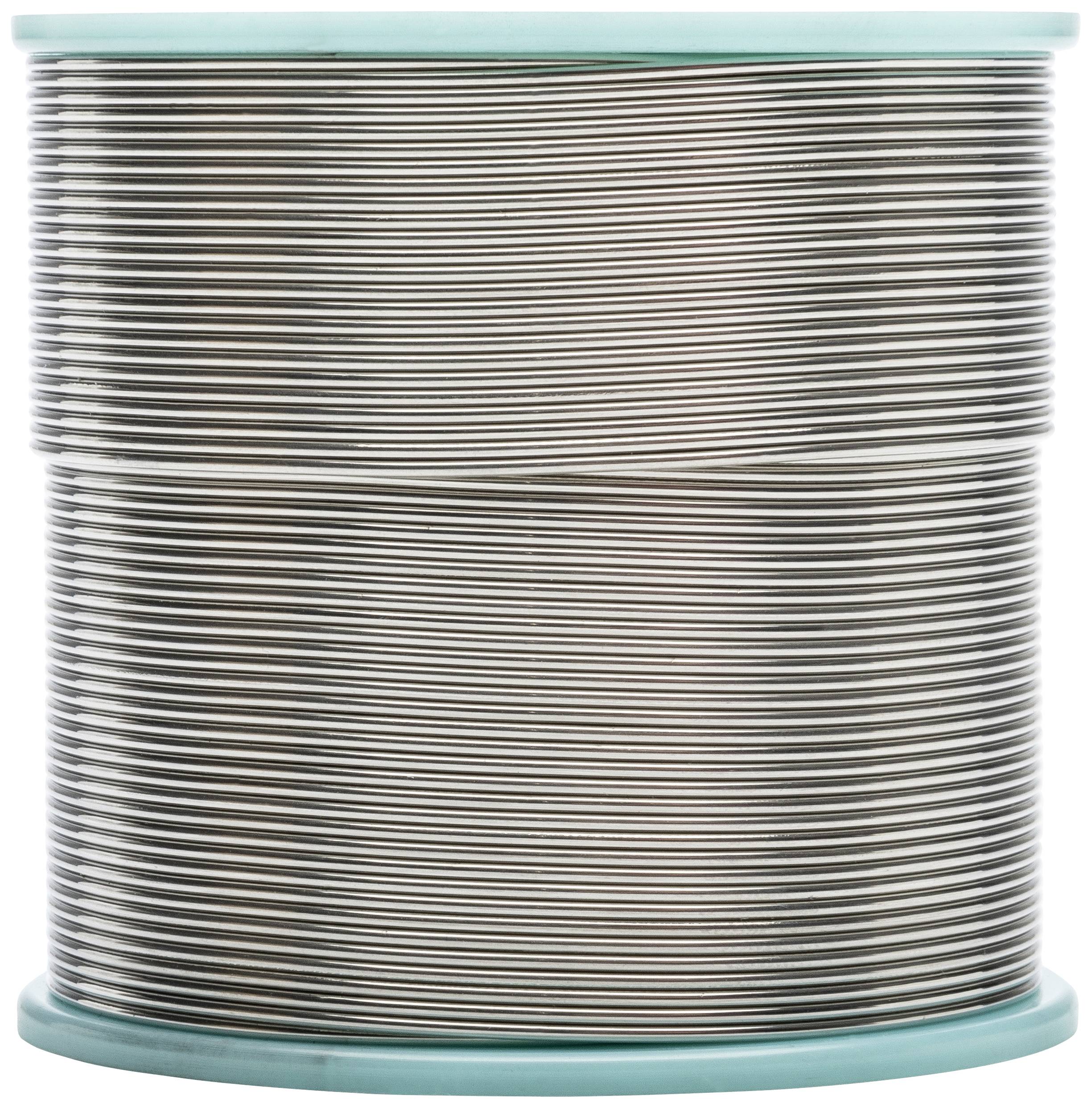 Une grande bobine de fil d'argent, enroulée entre deux disques turquoise.