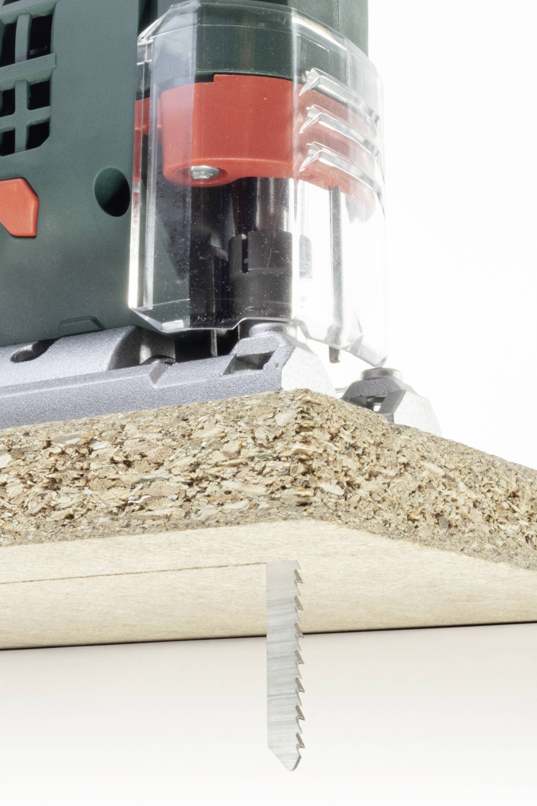 La scie acoustique coupe une panneau de particules.