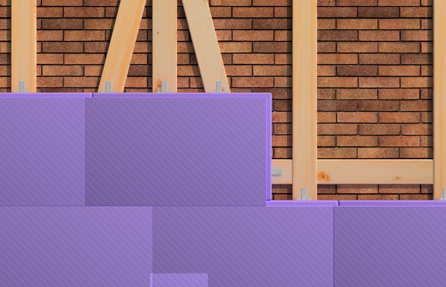 Panneaux d'isolation en mousse violette empilés installés contre un mur de briques avec un encadrement en bois visible au-dessus et derrière.