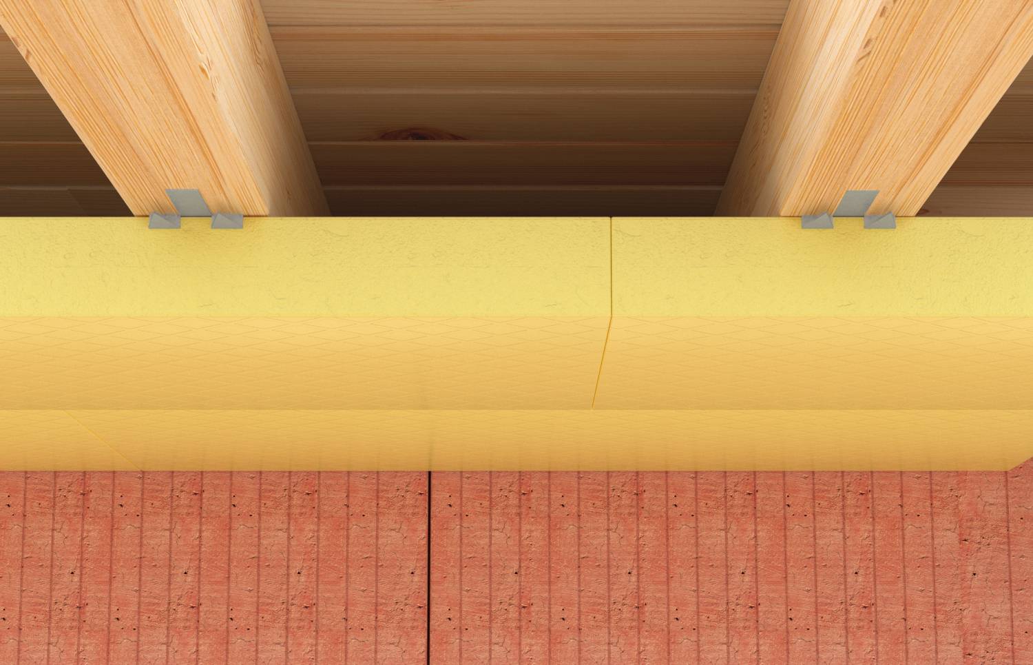 La charpente en bois soutient une poutre ou un conduit jaune isolé sous un plafond, avec des panneaux de carton rouge en dessous.