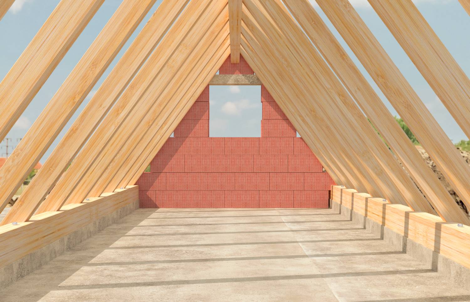 Intérieur d'une structure en A en bois inachevée avec des chevrons apparents et un mur pignon en brique rouge avec une petite fenêtre.