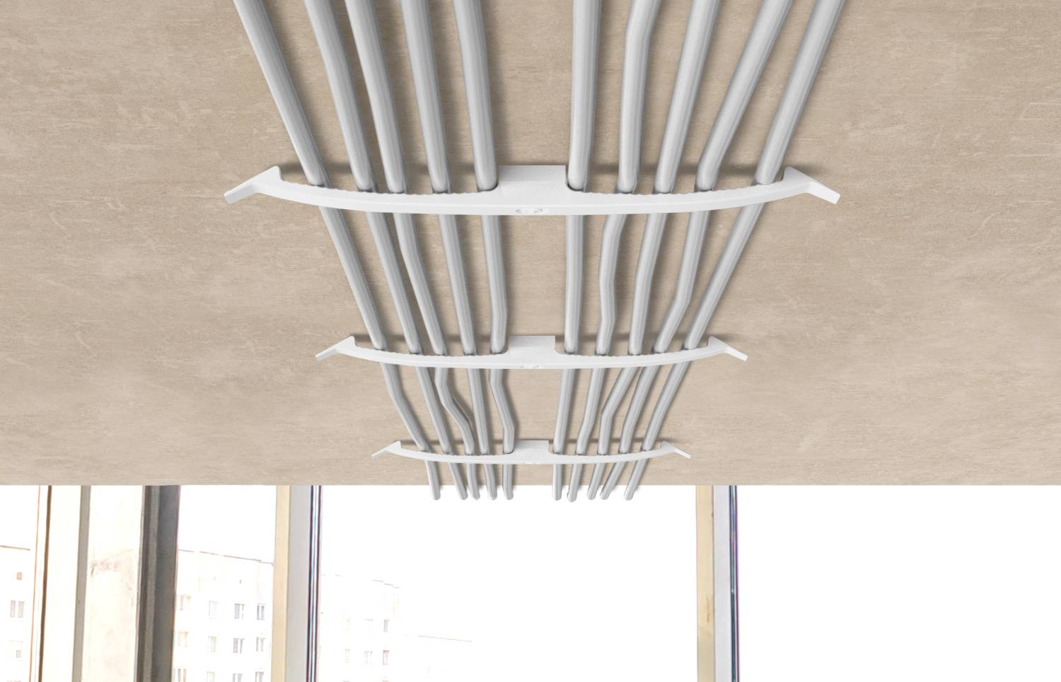 Les conduits électriques gris et les câbles s'étendent soigneusement à travers le plafond, maintenus par des chemins de câbles blancs au-dessus de grandes fenêtres de bureau lumineuses.