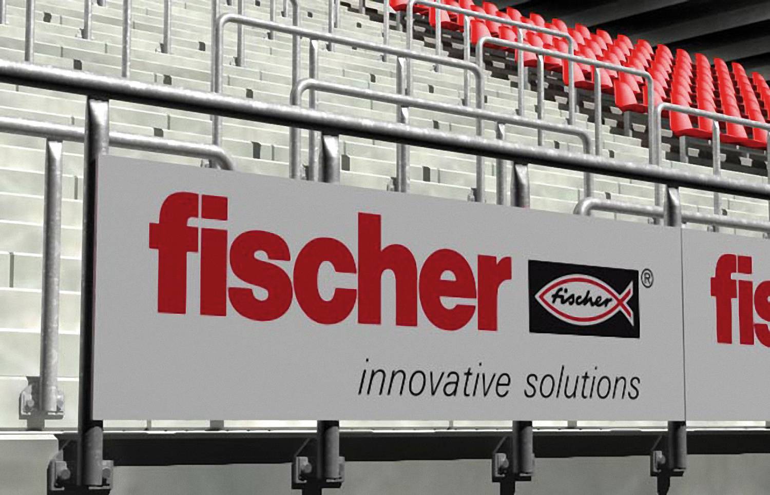 Zone de places assises du stade avec un grand panneau de parrainage « fischer » affichant « innovative solutions » sur la barrière avant.