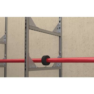 Tuyau horizontal rouge ou barre passant à travers un guide de rouleau noir dans un support en métal contre un mur beige.