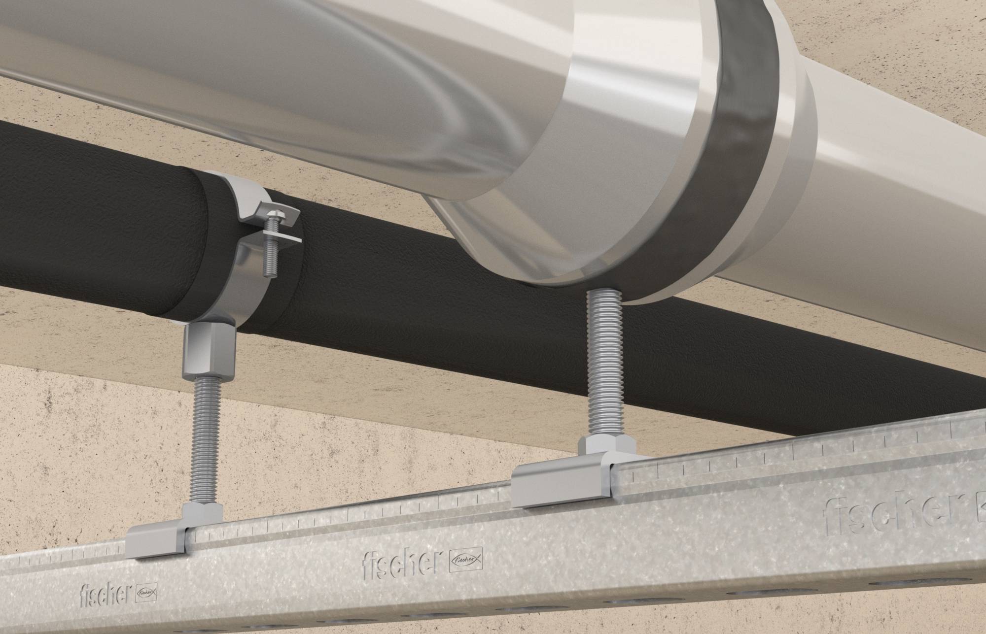 Gros plan de tuyauterie isolée et de conduits fixés à un plafond avec des supports métalliques et des tiges filetées.
