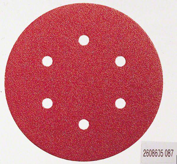 Un disque de papier abrasif rouge avec six trous symétriquement répartis sur un fond blanc. Étiquette en bas à droite avec des chiffres.