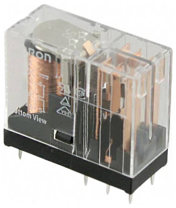 Un composant de relais transparent avec des bobines de cuivre visibles et des broches métalliques, utilisé pour les applications de commutation de circuits électriques.