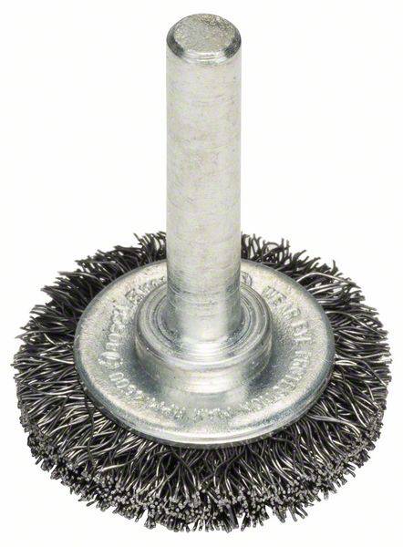 Un brosse métallique ronde avec des poils en métal et un manche pour la fixation à un outil, utilisée pour poncer ou nettoyer des surfaces.