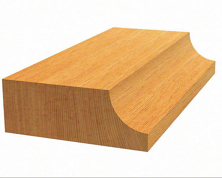 Une poutre en bois avec un bord biseauté, présentée sur une surface blanche.