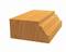 Moulure d'angle en bois avec un profil décoratif, utilisée comme ornement dans les espaces intérieurs. Surface lisse et grain naturel du bois.