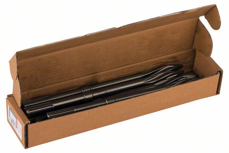 Une boîte en carton marron ouverte contient plusieurs pieux métalliques noirs aux extrémités pointues, destinés à la fixation ou au support.