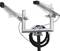 Antenne directive Yagi à deux rangées parallèles de barres métalliques, fixée sur un mât avec un câble.