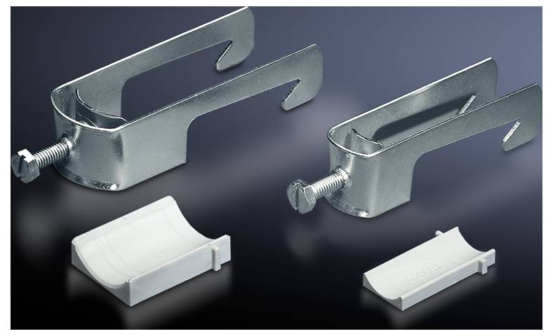 Deux pinces métalliques avec des vis et deux couvercles en plastique blanc, disposés sur un fond noir.