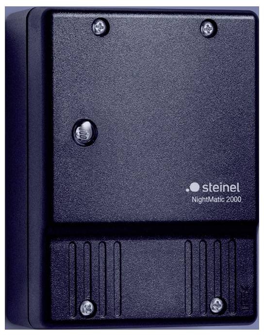 Gros plan d'un boîtier de commutation de capteur de lumière extérieur noir Steinel NightMatic 2000 avec un petit cadran d'ajustement et des vis.