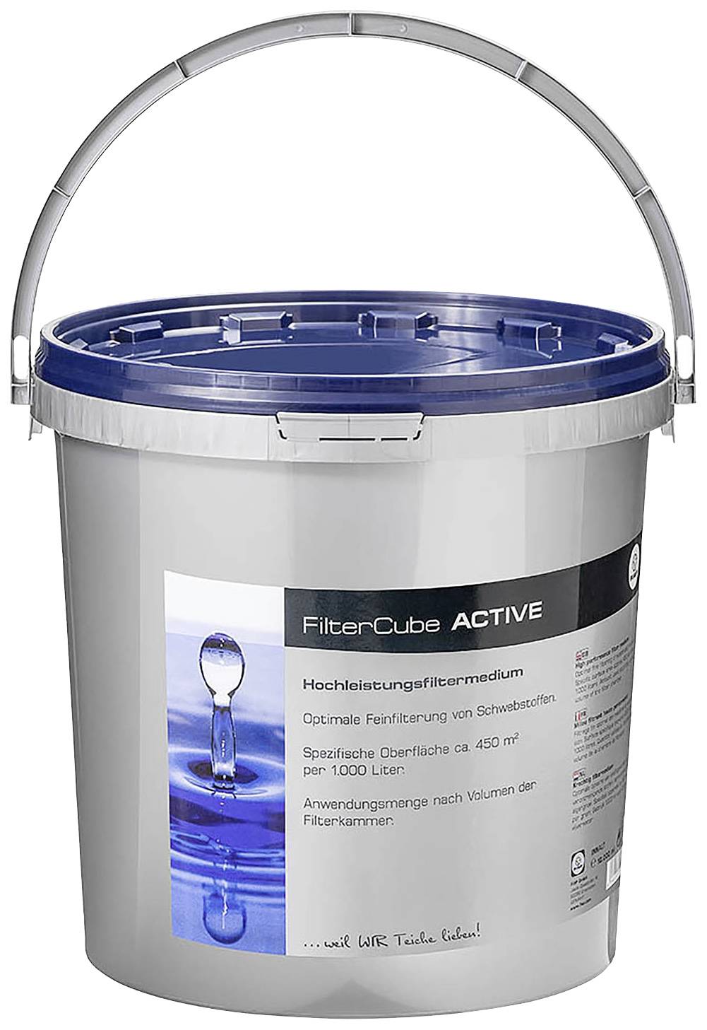 Un seau gris avec un couvercle bleu, étiqueté 'FilterCube ACTIVE Milieu filtrant haute performance'. Développé pour les matières en suspension dans l'eau.