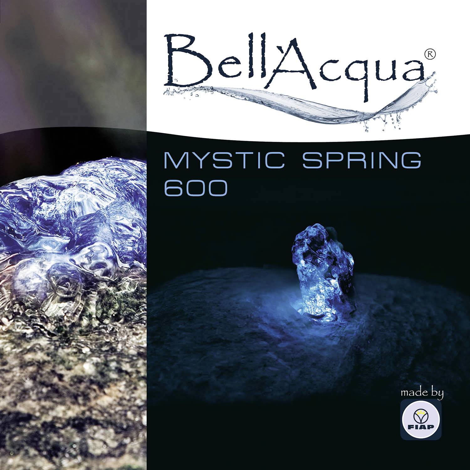 Une bouteille d'eau BellAcqua sur un rocher avec un éclairage bleu. Texte : 'BellAcqua Source Mystique 600'. Logo en bas à droite.