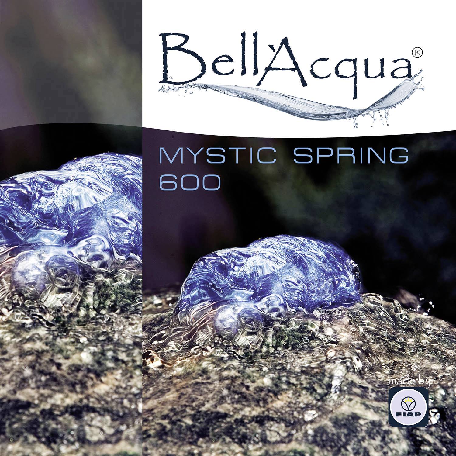 'Blocs de glace sur une surface' portant l'inscription 'BellAcqua Mystic Spring 600'.