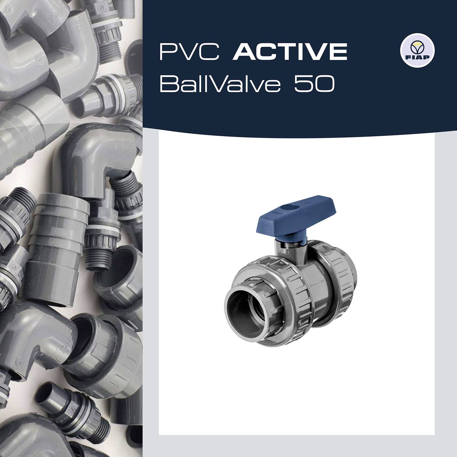 La 'Vanne à boisseau sphérique PVC ACTIVE 50' présente une vanne à boisseau sphérique grise en PVC avec une poignée bleue ; à côté se trouvent des tuyaux et des composants en PVC.