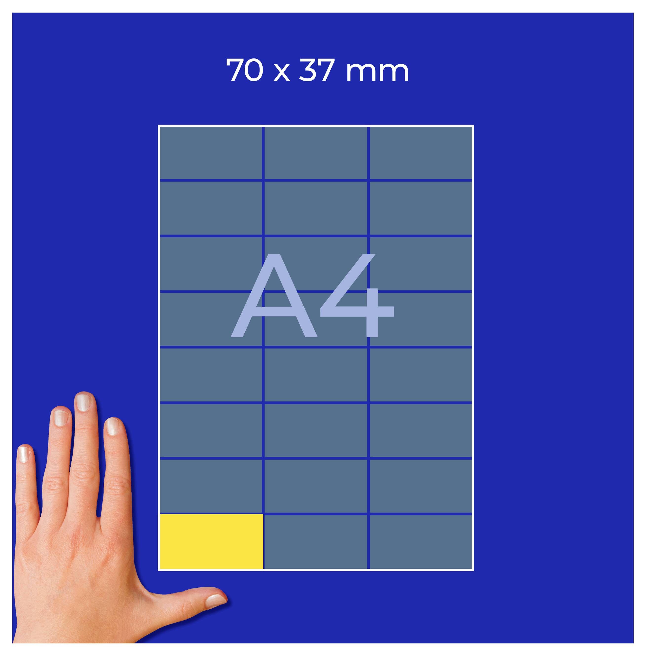 Format A4 avec marquage pour 70 x 37 mm ; en bas à gauche, une main montre l'arrangement des dimensions sur fond bleu.